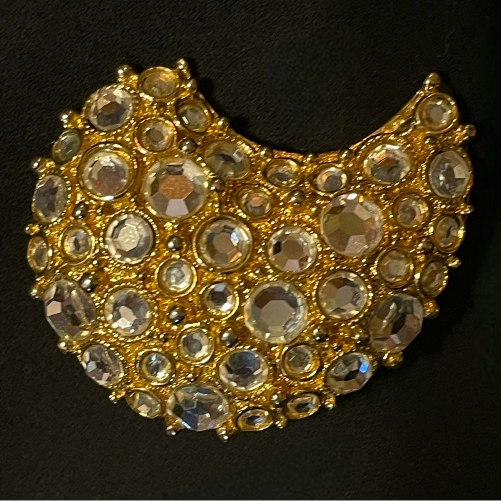 VINTAGE 1970’s BROOCH GLAM GOLD TONE CRESCENT RHINESTONE PIN•Bling•Sparkle